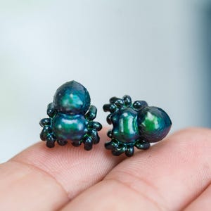 Color Changing titanium jumping spider earrings, hypoallergenic earrings, entomologist earrings, lapel pins, miniature figures, pendants 画像 6