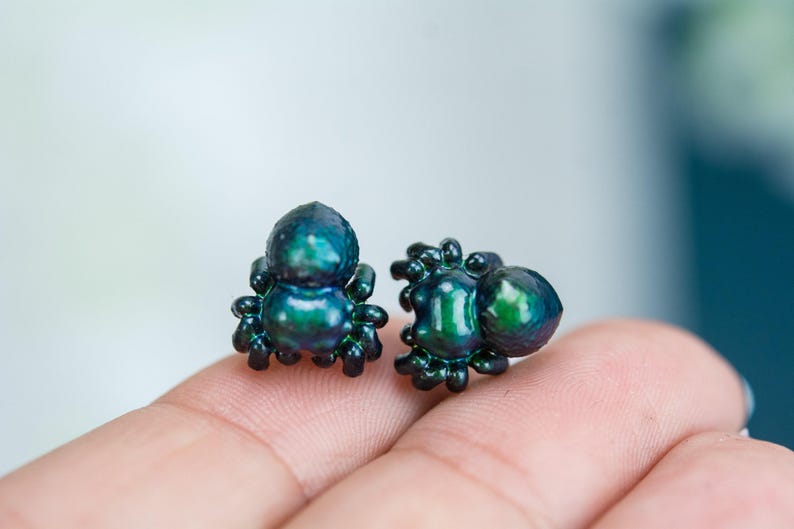 Color Changing titanium jumping spider earrings, hypoallergenic earrings, entomologist earrings, lapel pins, miniature figures, pendants 画像 6