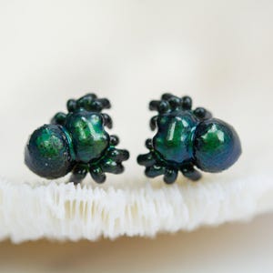 Color Changing titanium jumping spider earrings, hypoallergenic earrings, entomologist earrings, lapel pins, miniature figures, pendants 画像 2
