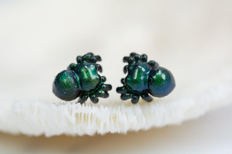Color Changing titanium jumping spider earrings, hypoallergenic earrings, entomologist earrings, lapel pins, miniature figures, pendants 画像 2