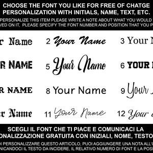 May include: A black and white image showcasing 12 font styles for personalization. Each style displays "Your Name" in various fonts, from classic to modern. Text at the top encourages free personalization with initials, names, or text. The bottom text is in Italian.