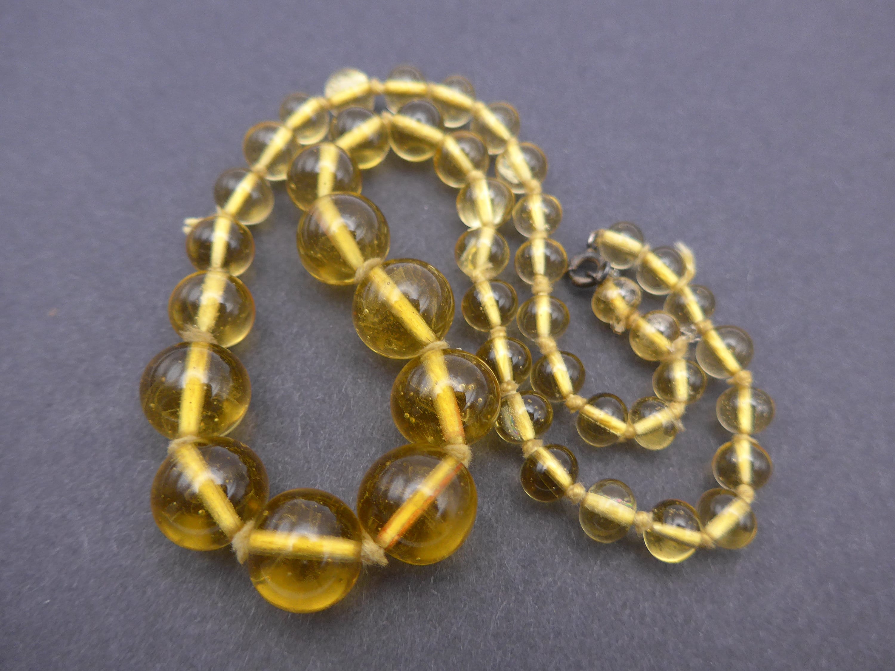 Collier vintage tchèque de perles de verre jaunes : motif gradué noué