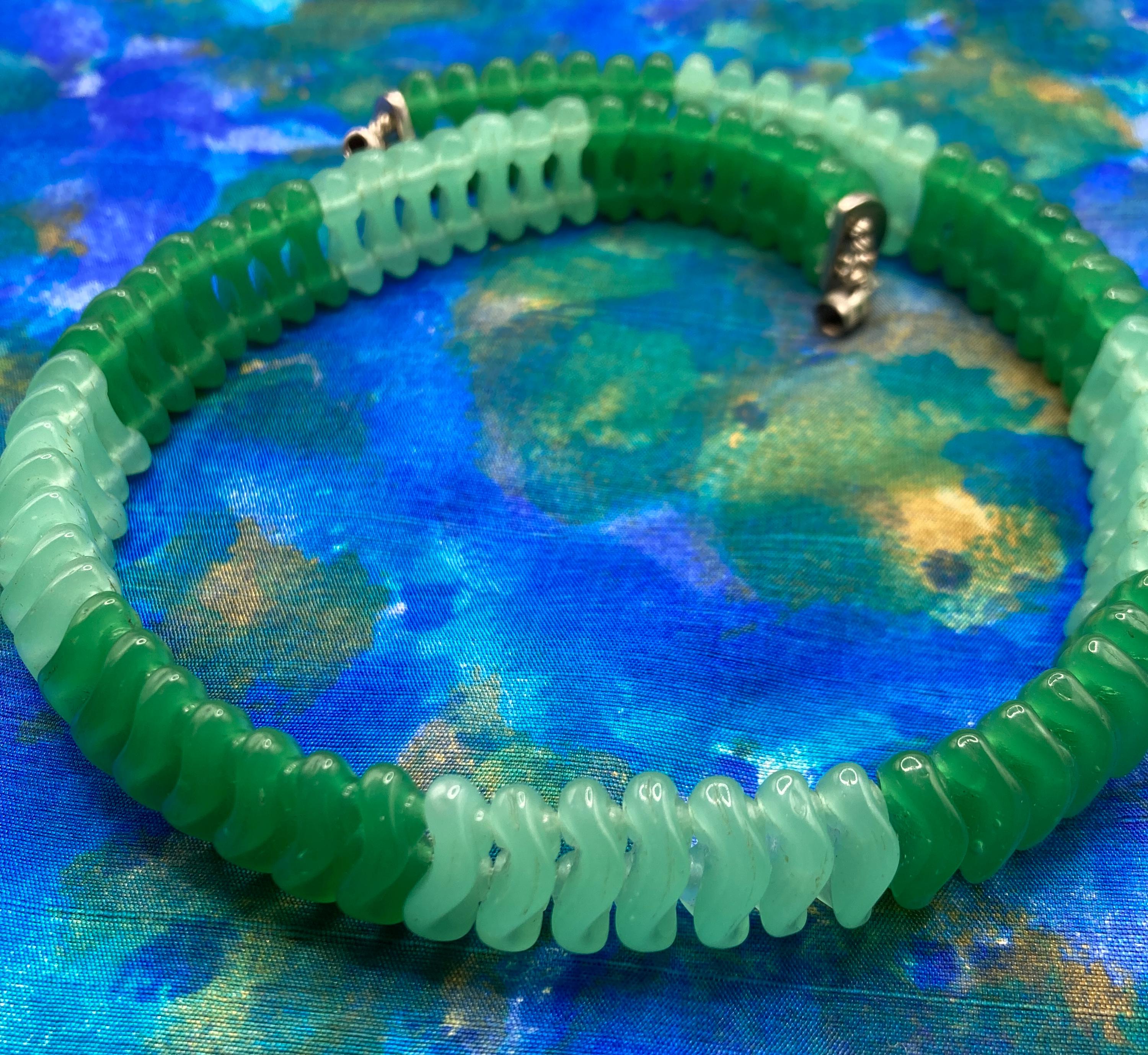 USA vintage 70s ウランガラス ムーングロウ グリーン ネックレス Vintage Czech Green Uranium Glass Bead Choker Necklace - Etsy