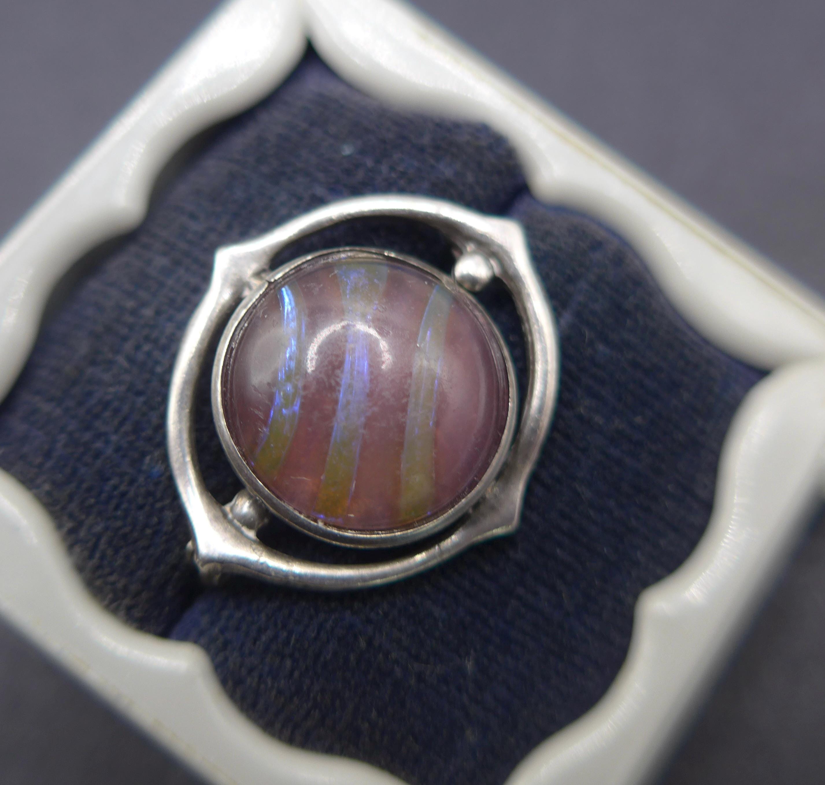 ヴィンテージ ドラゴンズブレス 虹色に輝く紫ガラス カボション 