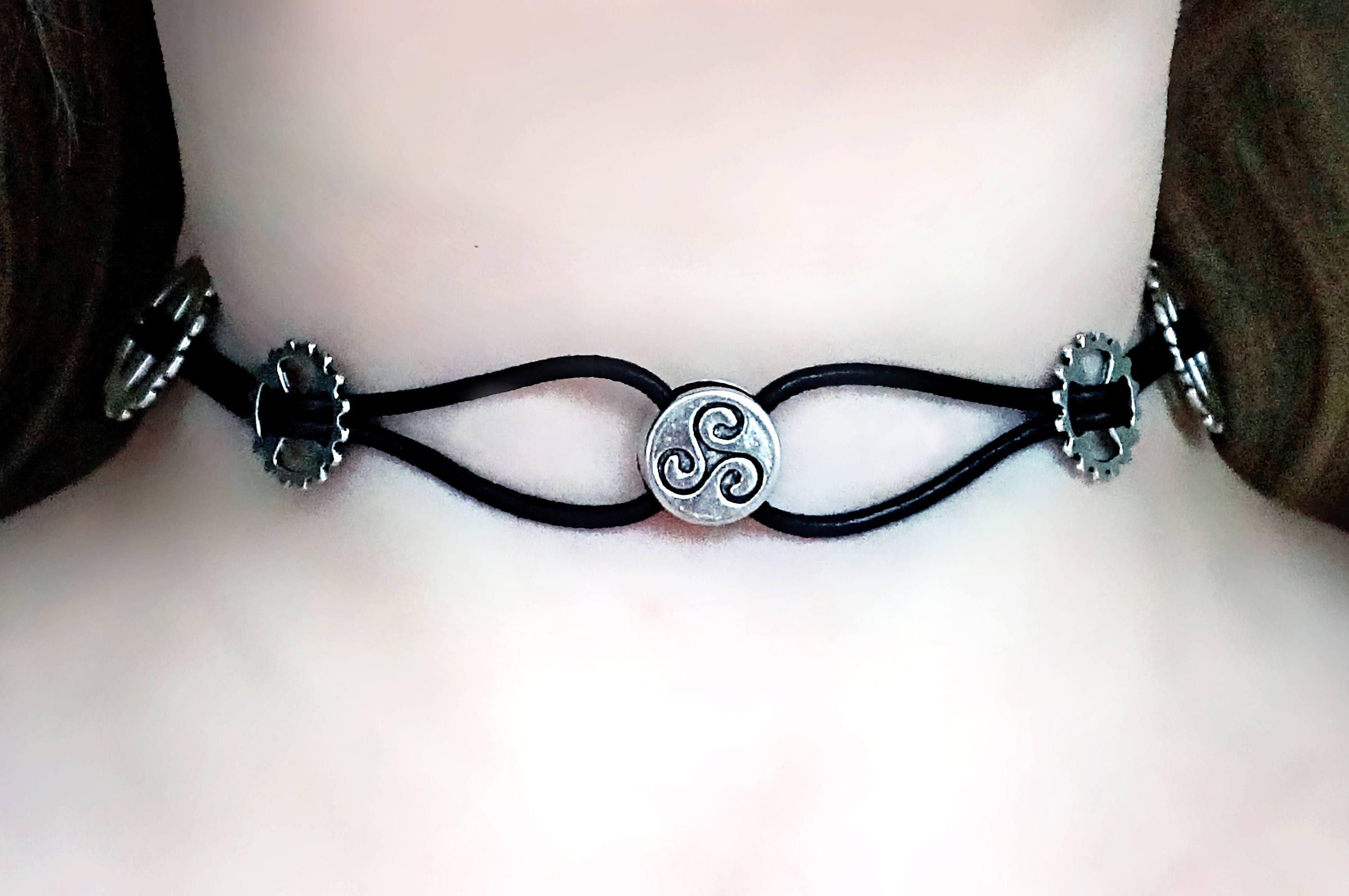 Steampunk BDSM ® submissive triskele collar. 
