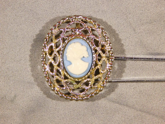 Cameo Pendant Brooch by Sara Coventry - image 3