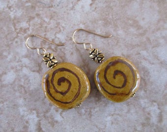 Pendientes Kazuri / Cerámica marrón camello / Colgantes / Alambres para pendientes rellenos de oro
