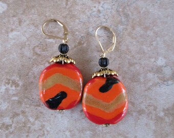 Pendientes Kazuri en naranja, negro y tostado / Cierres de palanca rellenos de oro de 14 k / Pendientes con estampado africano