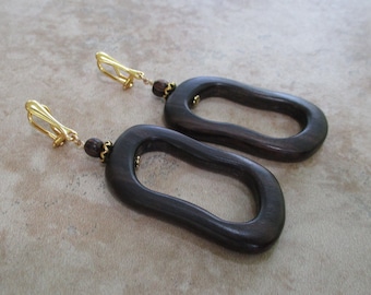 Pendientes de madera clip-on / Madera de ébano negro / Clips de plata de ley chapados en oro de 24k