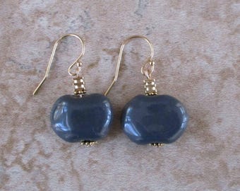 Pendientes Kazuri gris oscuro / Alambres para pendientes rellenos de oro