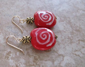 Pendientes Kazuri rojos y blancos / Alambres rellenos de oro