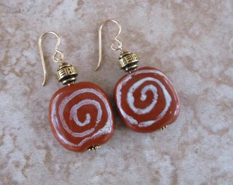 Pendientes Kazuri medianos en marrón y blanco / Alambres rellenos de oro