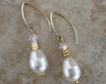 Pendientes de perlas blancas Swarovski Teardrop / Alambres de orejaS V rellenos de oro de 14k / Novia / Boda