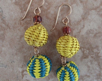Pendientes Iraca amarillos y azules / Fibra Boho / Alambres de 14k rellenos de oro