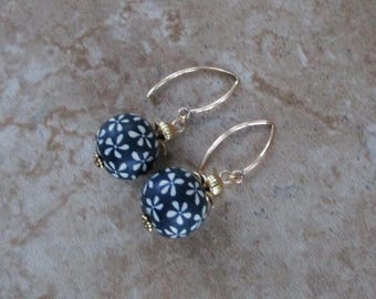 Pendientes colgantes de alambre en forma de V de color azul / Arcilla polimérica