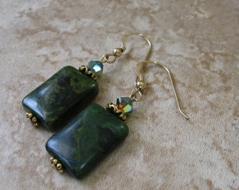 Aretes verdes / Piedra de jade africano / Pendientes de alambre con relleno de oro de 14 k