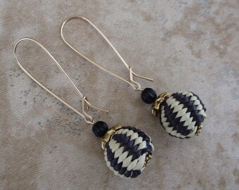 Pendientes Iraca Blancos y Negros / Boho / Fibra / 14k Oro Relleno de Orejas Renales WIres