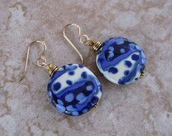 Pendientes Kazuri azules y blancos / Cerámica / Alambres para pendientes rellenos de oro de 14 k