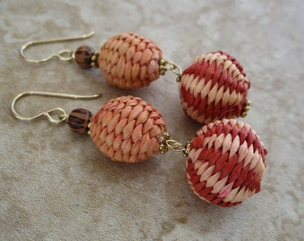 Pendientes Iraca de melocotón y naranja quemada / Fibra Boho / Alambres de 14k rellenos de oro