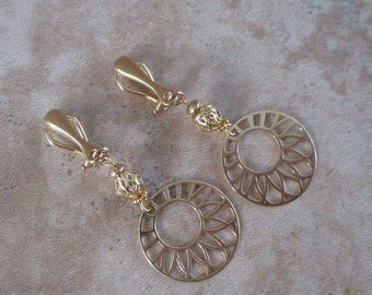 Pendientes de 18k Carved Circle Clip-On chapados en oro / Clips de plata chapados en oro de 18k