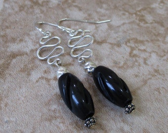 Aretes colgantes negros / Piedra de ónix tallada / Aretes de plata esterlina