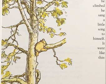 Peut inclure: Illustration d'un livre pour enfants avec un ours dans un arbre. L'ours est perché sur une branche, avec le texte : « Isn't it funny How a bear likes honey? Buzz! Buzz! Buzz! »