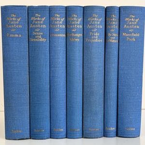 Könnte beinhalten: Ein Set aus sieben blauen Hardcover-Büchern mit dem Titel The Works of Jane Austen, darunter Emma, Sense and Sensibility, Persuasion, Northanger Abbey, Pride and Prejudice, Lady Susan and the Watsons und Mansfield Park, alle herausgegeben von Secker.