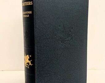Libro antiguo de Los tres mosqueteros de Alexandre Dumas, de la década de 1930.