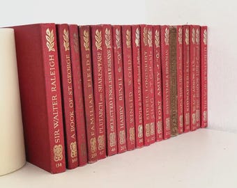 Colección de 19 libros antiguos en rojo y dorado para decoración del hogar e interiorismo.