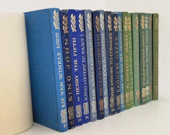 Colección de 17 libros antiguos en rojo y dorado para decoración del hogar e interiorismo.