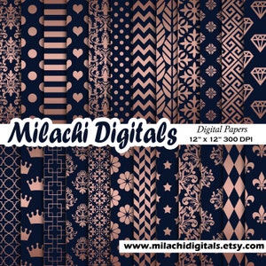 Könnte beinhalten: Ein Set mit 16 digitalen Papieren mit roségoldenen Mustern auf dunkelblauem Hintergrund. Die Muster umfassen Punkte, Streifen, Herzen, Damast, Chevron, Schneeflocken, griechisches Schlüsselmuster, Diamanten, Kronen, Quadrate, Blumen und Sterne. Die Papiere sind 30,5 cm x 30,5 cm groß und haben eine Auflösung von 300 DPI. Milachi Digitals ist der Name des Shops.