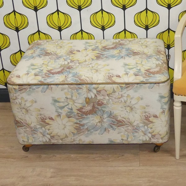 GRAND coffre à linge des années 50 boîte florale pastel sur roues banc blanchisserie bouffée pouf coffre sur roues rétro vintage