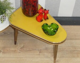 grand tabouret fleuri des années 60 JAUNE MOUTARDE table d’appoint Formica déjouée 47x33 H30cm rétro rockabilly vintage fleurstool