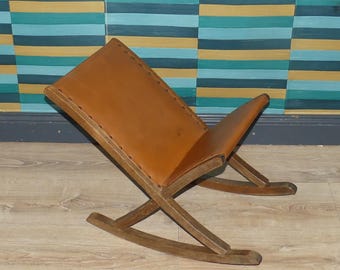 Taburete, reposapiés, mecedora de los años 50, silla mecedora, polipiel color caramelo con remaches decorativos, estilo retro vintage, MCM.
