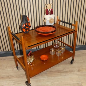 Jaren 60 serveerwagen barwagen mid century bijzettafel op wielen theewagen barwagen walnoot/zwart