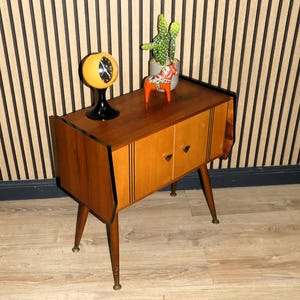 60er Jahre mini Kommode Flurmöbel auf Beinen Schränkchen 2 Türen mid century retro sixties sechziger Jahre Nußbaum