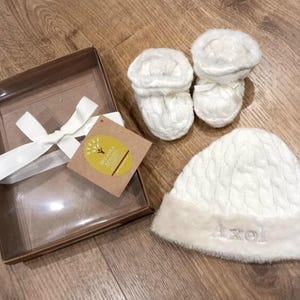 Set personalizzato di cappellino e scarpine per neonati: maglia di cotone a trecce
