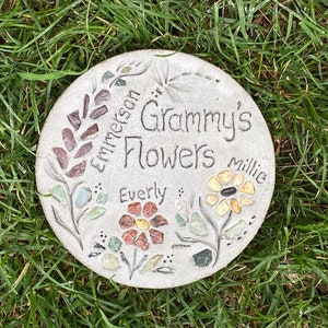 Grandma's Flowers Garden Stone, Personalized w/ Grandkids names - Garden Decor, Garden Art, Grandmother Gift, Mosaic Concrete Stepping Stone