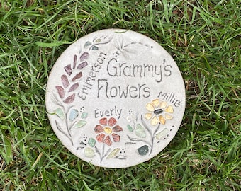Grandma's Flowers Garden Stone, Personalized w/ Grandkids names - Garden Decor, Garden Art, Grandmother Gift, Mosaic Concrete Stepping Stone