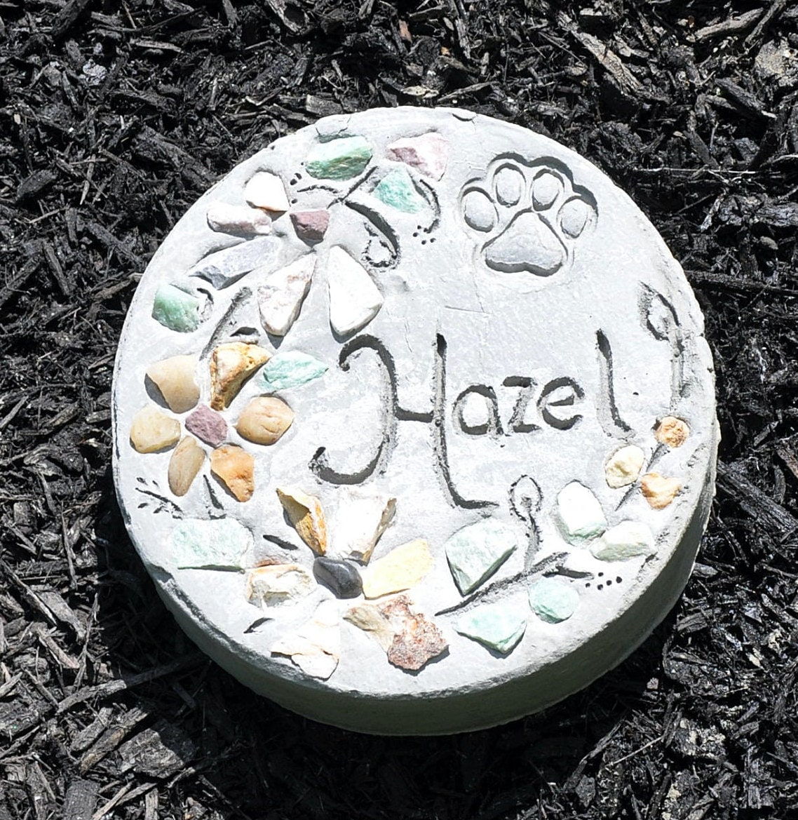 Round Pet Memorial, Personalized Pet Name, Dog Garden Art, Custom Pet Grave Stone, Engraved Concrete Stepping Stone, Mosaic Pet Marker