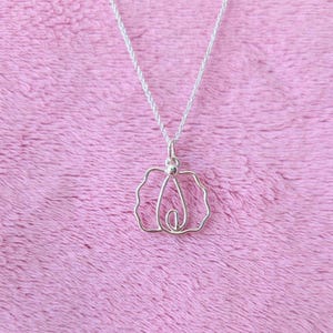 Collana con ciondolo femminista In-Bloom in argento sterling riciclato