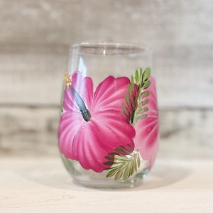 Hand painted Pink Hibiscus Clear STEMLESS Wine glass/Tumbler.  Perfect for your favourite wine.  Great for Mother's Day, Birthdays