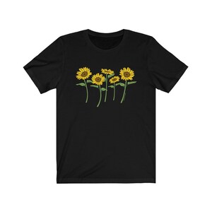 K&ouml;nnte beinhalten: Schwarzes T-Shirt mit einem Motiv aus f&uuml;nf gelben Sonnenblumen mit gr&uuml;nen Stielen und Bl&auml;ttern.