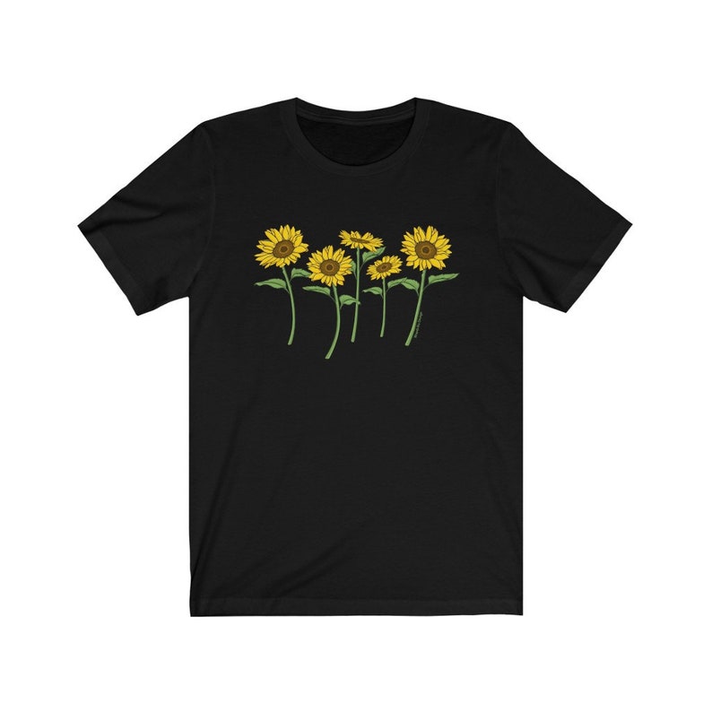 K&ouml;nnte beinhalten: Schwarzes T-Shirt mit einem Motiv aus f&uuml;nf gelben Sonnenblumen mit gr&uuml;nen Stielen und Bl&auml;ttern.