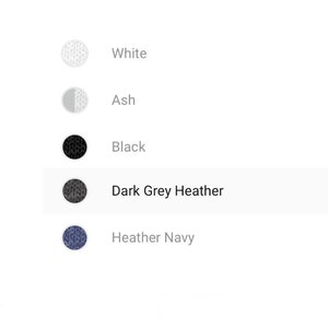 Puede incluir: Cinco muestras de color para una camiseta. Los colores son blanco, ceniza, negro, gris oscuro jaspeado y azul jaspeado.
