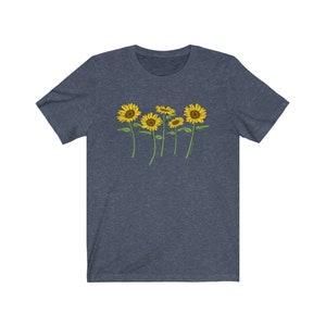 K&ouml;nnte beinhalten: Ein dunkelblaues T-Shirt mit einem Aufdruck von f&uuml;nf gelben Sonnenblumen mit gr&uuml;nen Stielen und Bl&auml;ttern.