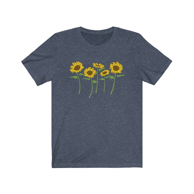K&ouml;nnte beinhalten: Ein dunkelblaues T-Shirt mit einem Aufdruck von f&uuml;nf gelben Sonnenblumen mit gr&uuml;nen Stielen und Bl&auml;ttern.