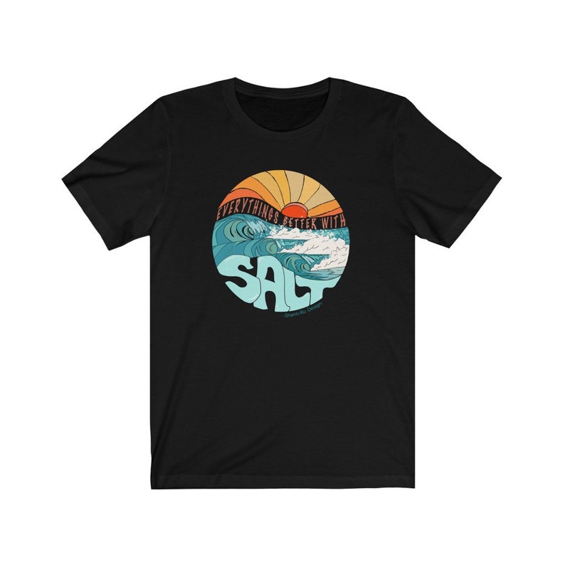 Puede incluir: Camiseta negra con un gr&aacute;fico retro de una puesta de sol sobre olas oce&aacute;nicas. El gr&aacute;fico dice "Everything's Better With Salt".
