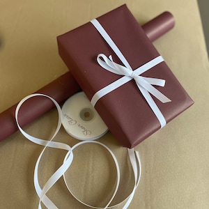 Carta da regalo riciclata e riciclabile Kraft marrone bordeaux, larghezza 50 cm - nastro opzionale da 2/5/10 metri