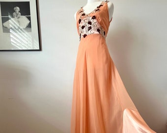 Absolutely divine vintage chiffon 70s satin lace peach cottage gown dress M